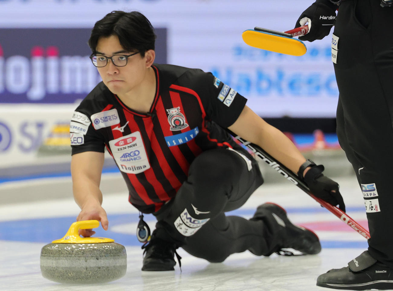 KiT CURLING CLUB対コンサドーレ　ストーンを投じるコンサドーレ手の佐藤（撮影・野上伸悟）