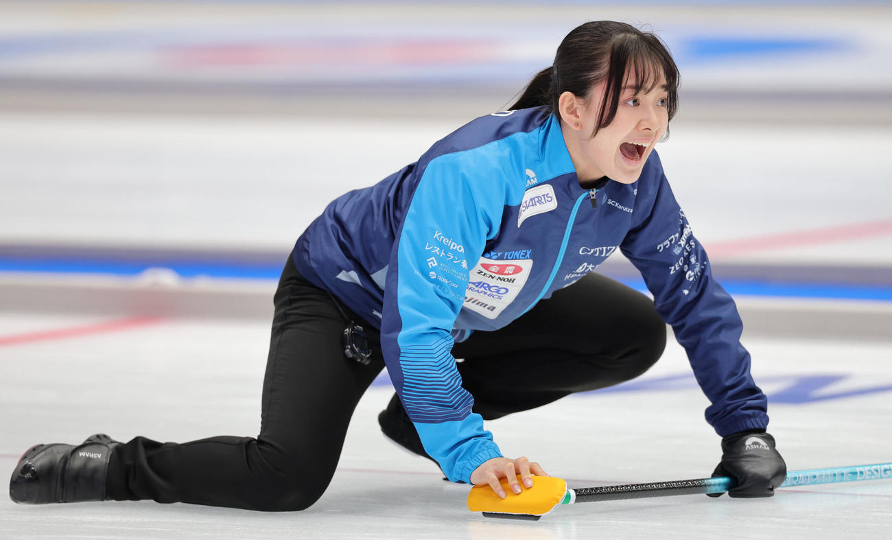 SC軽井沢クラブ対フィロシーク青森　ストーンを投げた後、仲間に指示するSC軽井沢クラブの上野美優（撮影・野上伸悟）