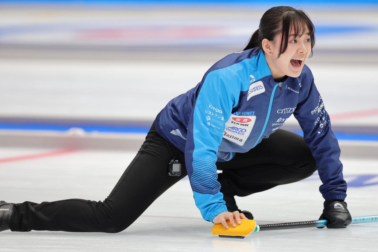SC軽井沢クラブ対フィロシーク青森　ストーンを投げた後、仲間に指示するSC軽井沢クラブの上野美優（撮影・野上伸悟）