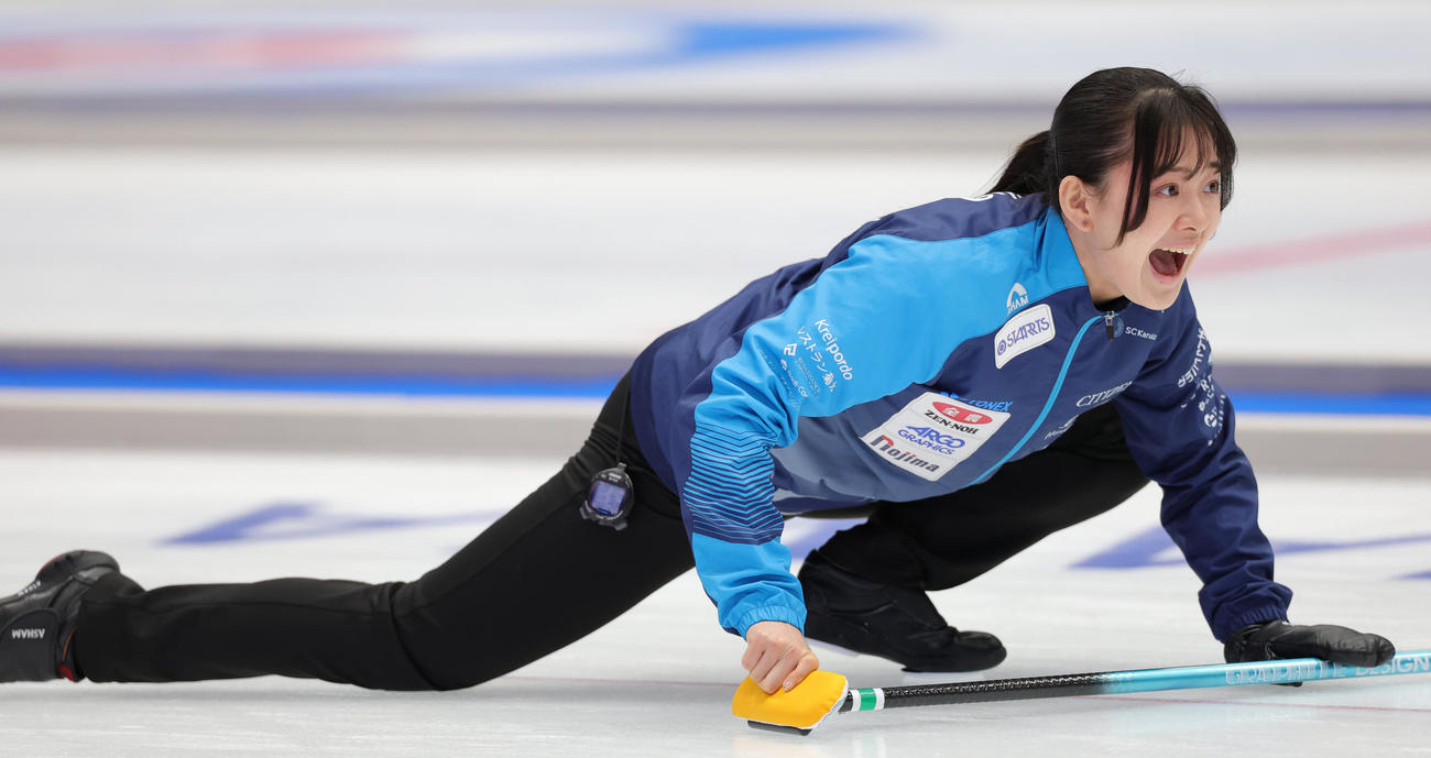 SC軽井沢クラブ対フィロシーク青森　ストーンを投げた後、仲間に指示するSC軽井沢クラブの上野美優（撮影・野上伸悟）