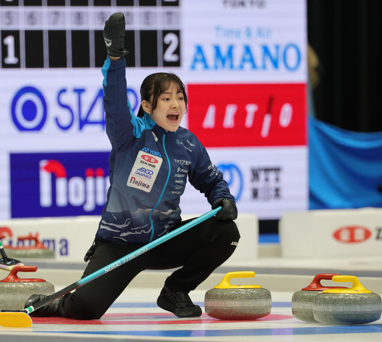 SC軽井沢クラブ対フィロシーク青森　ストーンを投げた後、仲間に指示するSC軽井沢クラブの上野美優（撮影・野上伸悟）