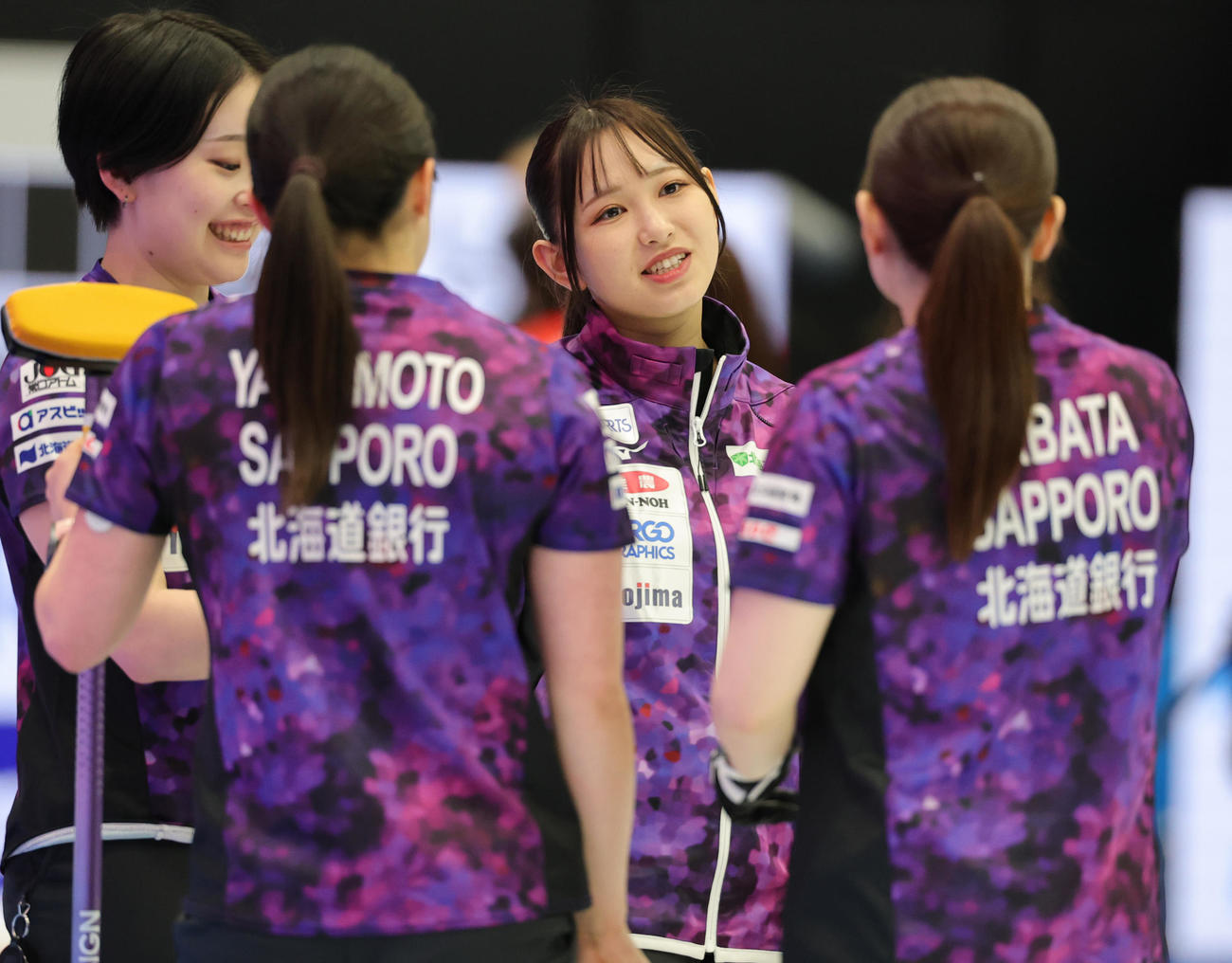 中部電力対北海道銀行　話をする仁平美来（中央）ら北海道銀行の選手たち（撮影・野上伸悟）