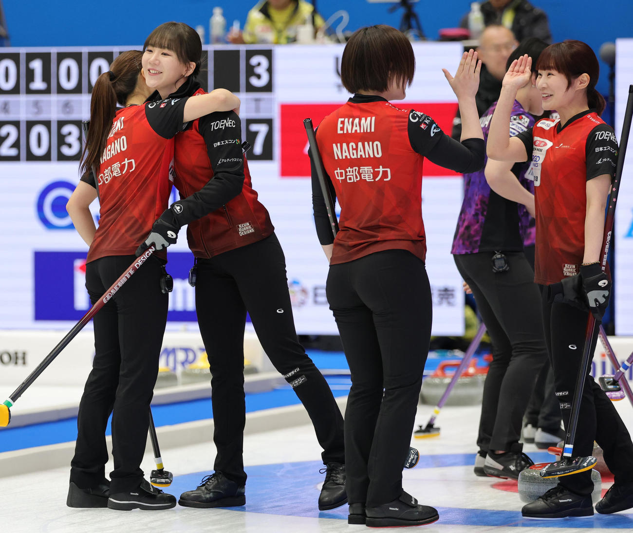 中部電力対北海道銀行　勝利し喜びあう北沢（左から2人目）、中嶋（右端）ら中部電力の選手たち（撮影・野上伸悟）