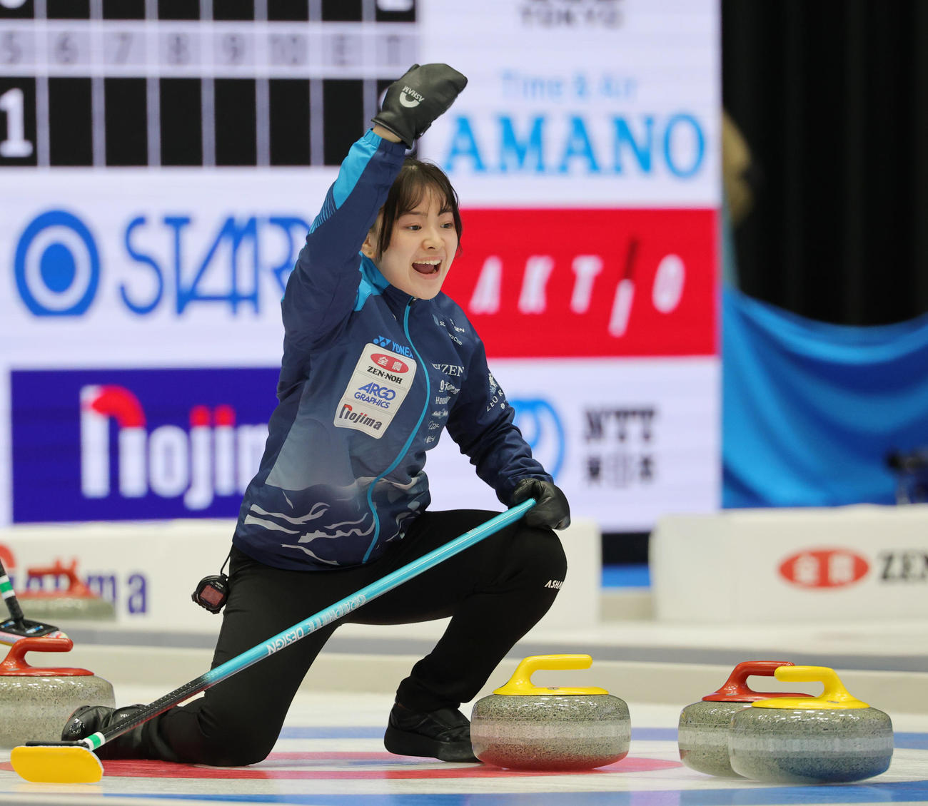 SC軽井沢クラブ対フィロシーク青森　ストーンを投げた後、仲間に指示するSC軽井沢クラブの上野美優（撮影・野上伸悟）