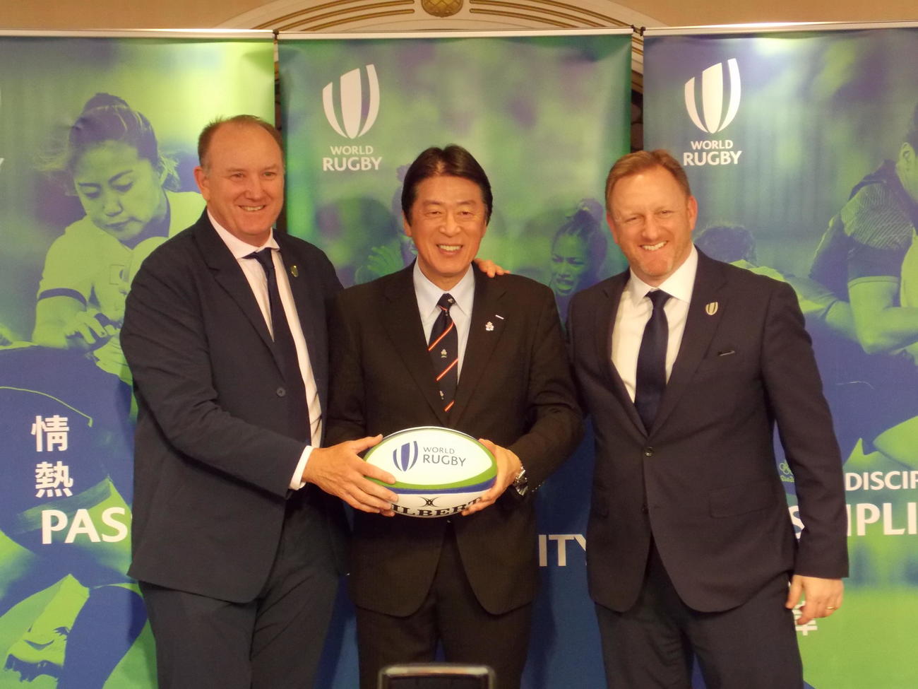 来日したワールドラグビーのブレット・ロビンソン会長（左）とアラン・ギルピンCEO（右）を囲み、笑顔を見せる日本協会の土田雅人会長（撮影・松本航）