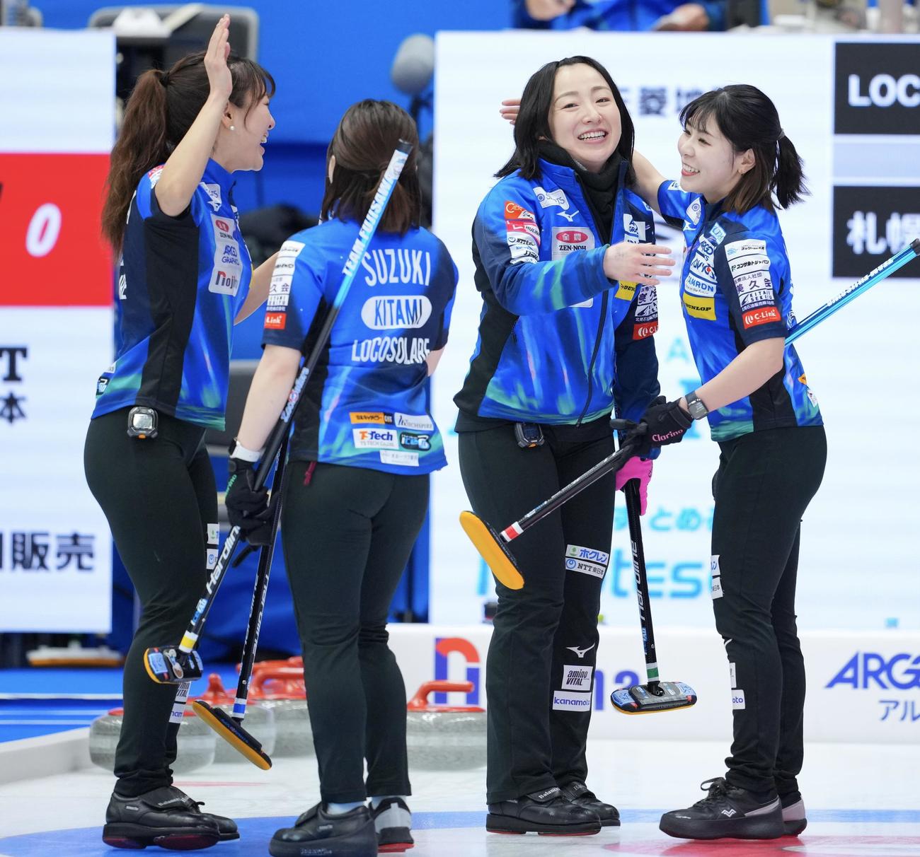ロコソラーレ対札幌国際大　勝利し笑顔を見せるロコソラーレの選手たち。左から吉田知、鈴木、藤沢、吉田夕（撮影・垰建太）
