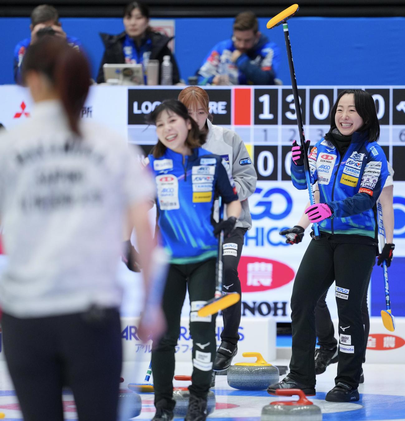 ロコソラーレ対札幌国際大　ロコソラーレ吉田知のショットに笑顔を見せる藤沢（右）（撮影・垰建太）