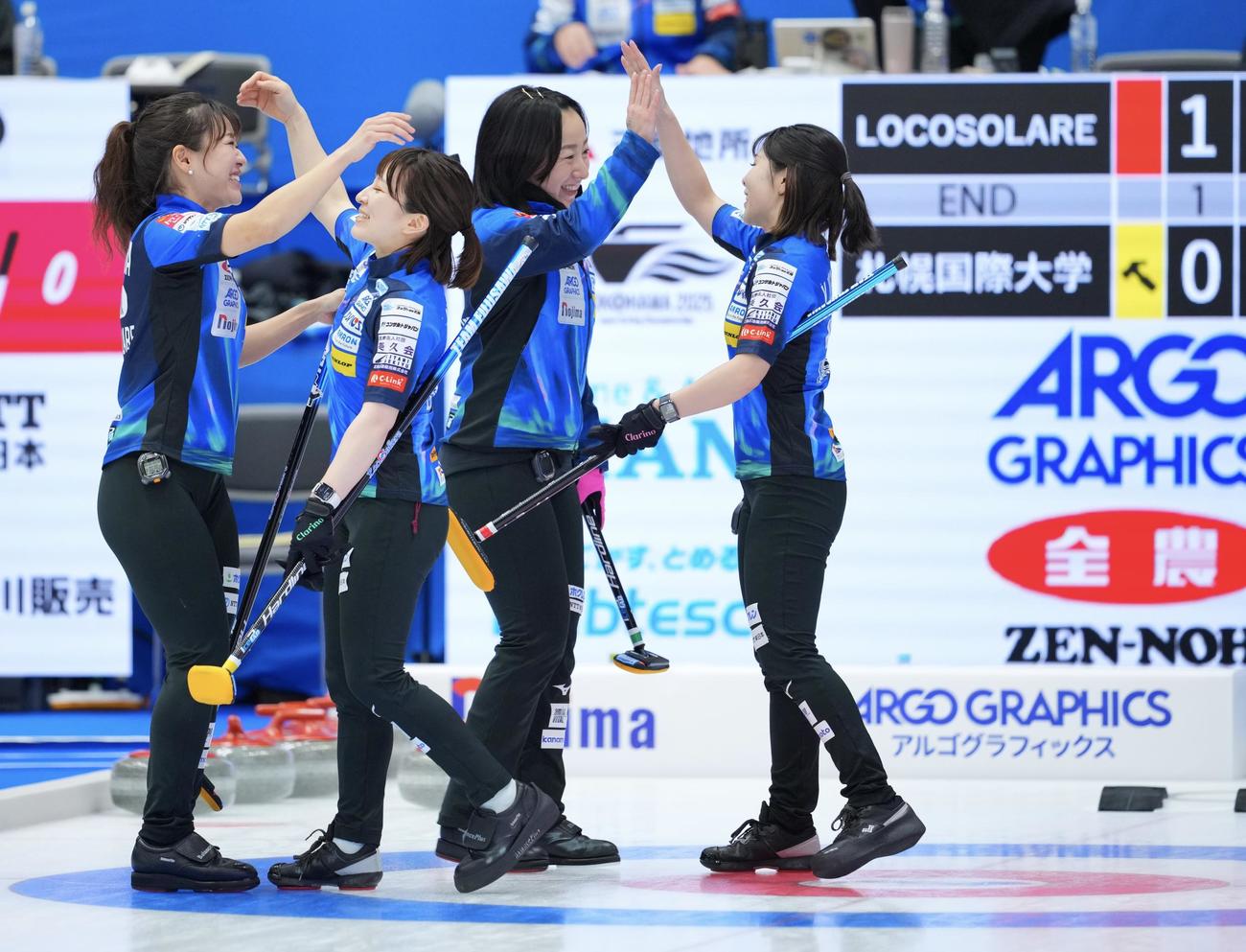 ロコソラーレ対札幌国際大　勝利し笑顔を見せるロコソラーレの選手たち。左から吉田知、鈴木、藤沢、吉田夕（撮影・垰建太）