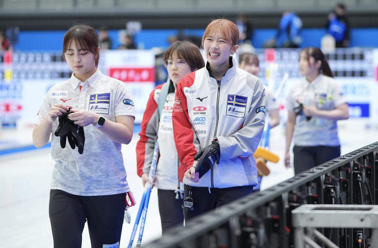 ロコソラーレ対札幌国際大　ロコソラーレに敗れ悔しげな表情の札幌国際大の選手たち（撮影・垰建太）