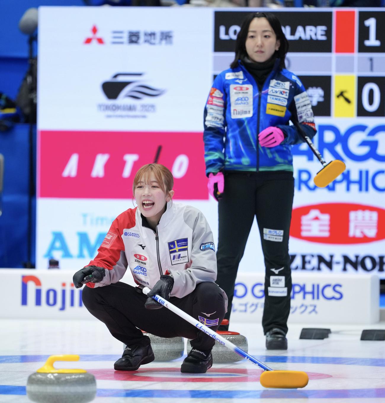 ロコソラーレ対札幌国際大　声を出す札幌国際大・敦賀（手前）。奥はロコソラーレ藤沢（撮影・垰建太）