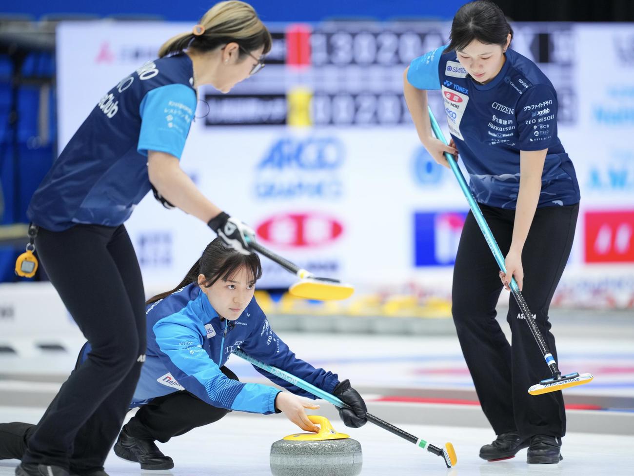 SC軽井沢ク対東京都協会　ストーンを投じるSC軽井沢ク上野美（撮影・垰建太）