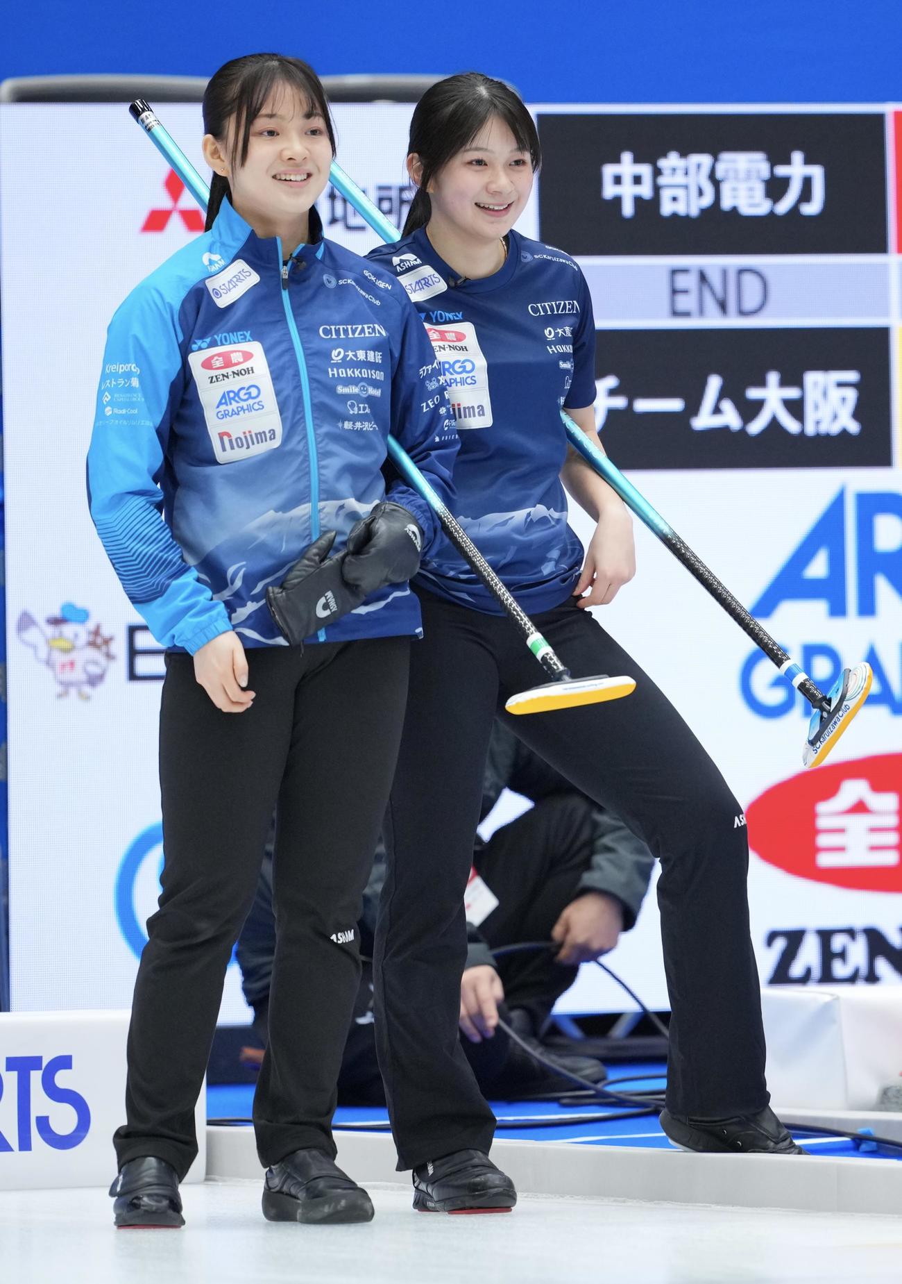 SC軽井沢ク対東京都協会　笑顔を見せるSC軽井沢ク上野美（左）と上野結（撮影・垰建太）