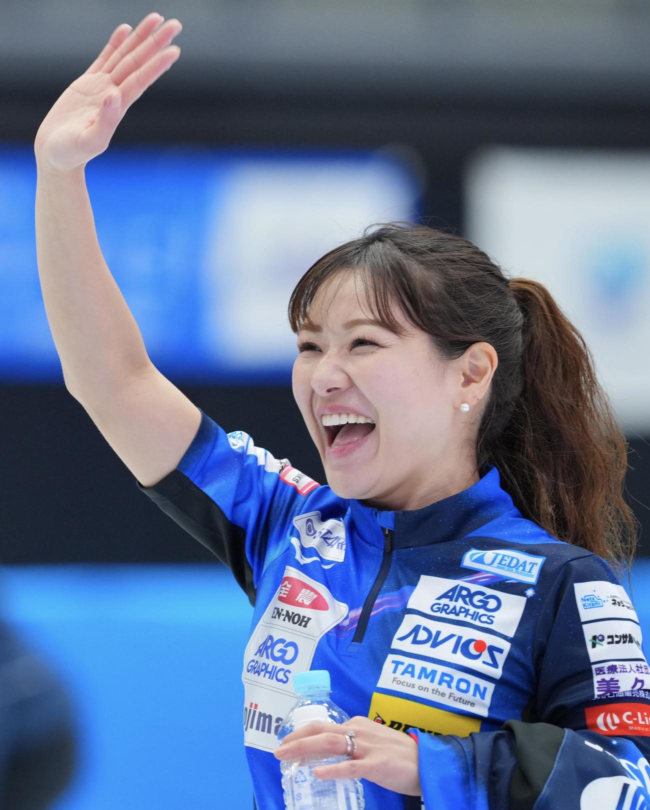 ロコソラーレ対札幌国際大　勝利し笑顔を見せるロコソラーレ吉田知（撮影・垰建太）