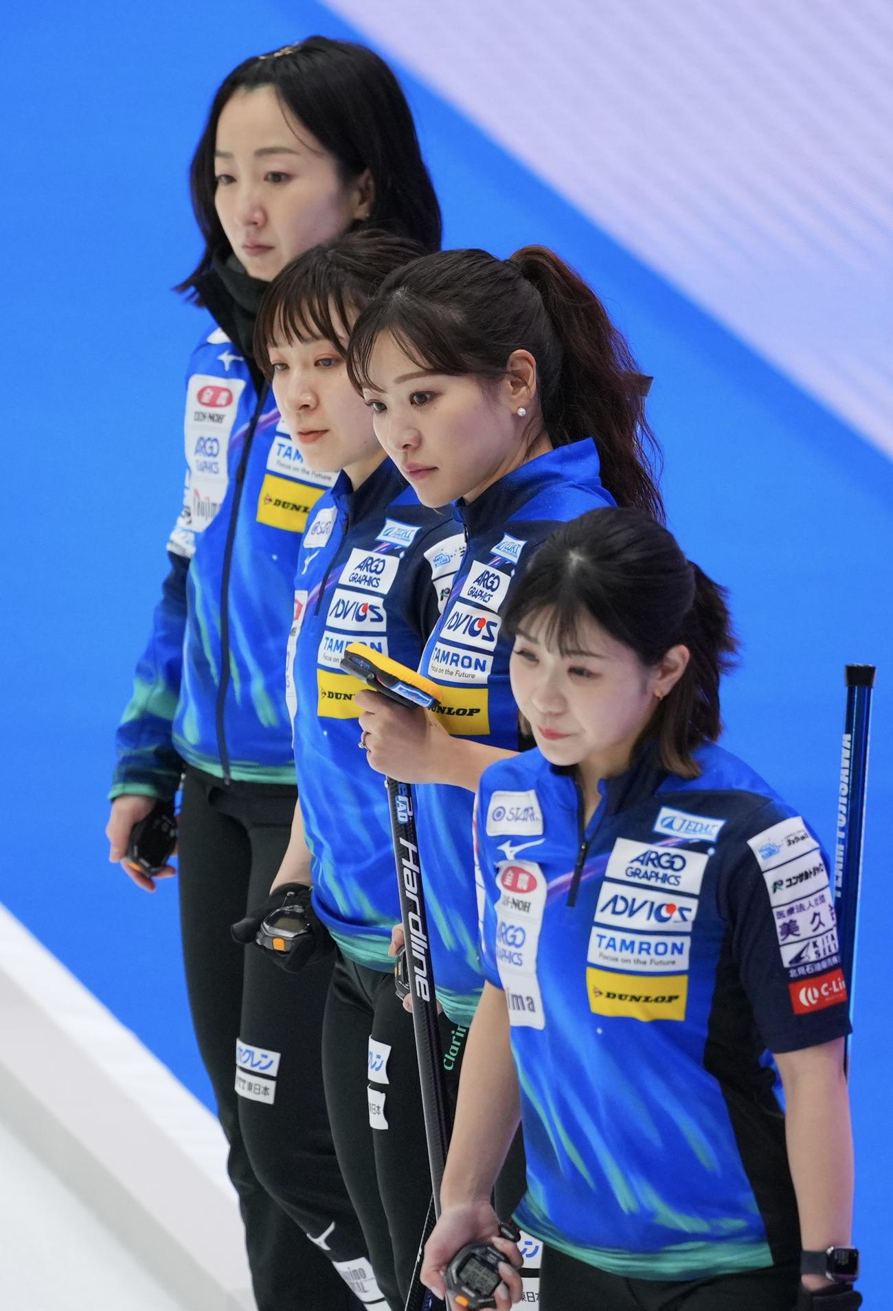 ロコソラーレ対札幌国際大　ストーンの状況をじっと見つめるロコソラーレの選手たち。左から藤沢、鈴木、吉田知、吉田夕（撮影・垰建太）