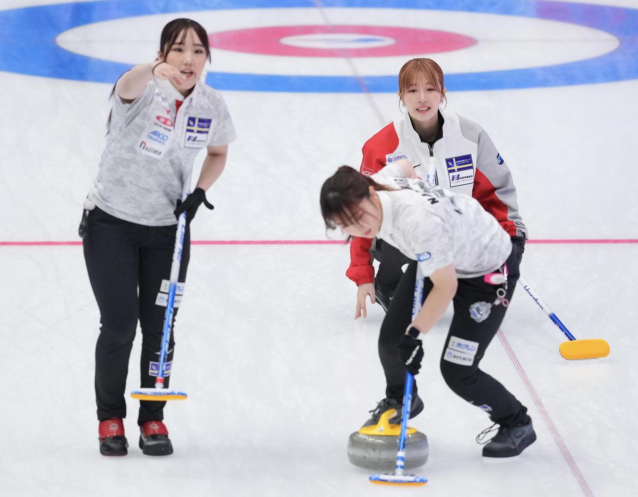 ロコソラーレ対札幌国際大　ストーンを投じる札幌国際大・敦賀（撮影・垰建太）