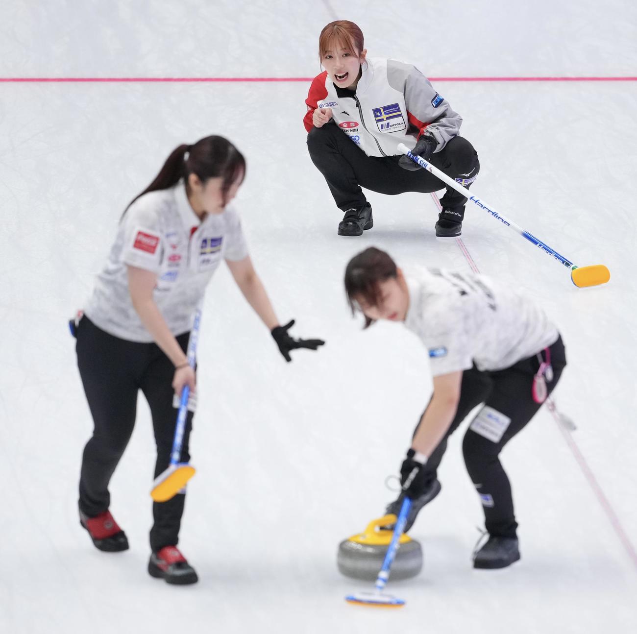 ロコソラーレ対札幌国際大　ストーンを投じる札幌国際大・敦賀（撮影・垰建太）