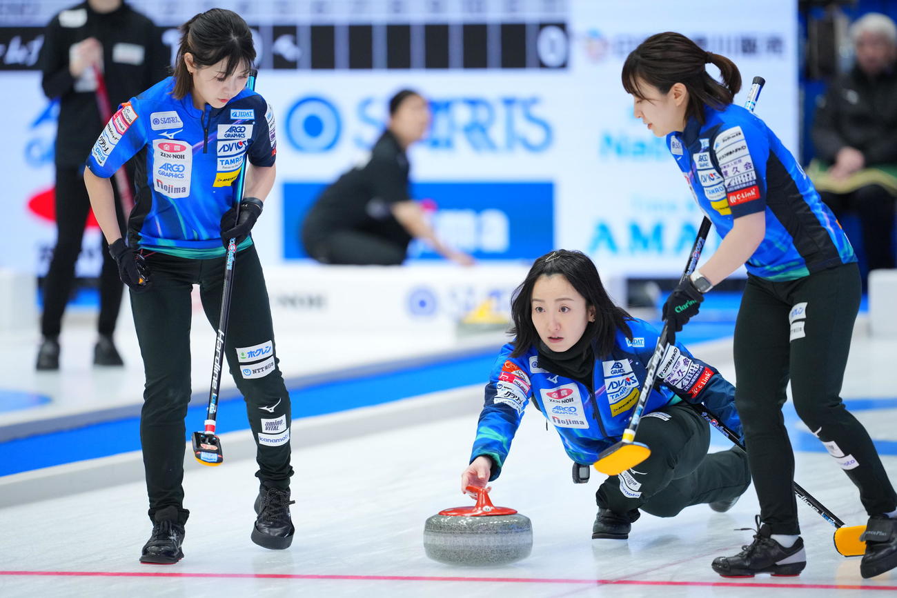 ロコソラーレ対札幌国際大　ストーンを投じるロコ・ソラーレの藤沢（撮影・垰建太）