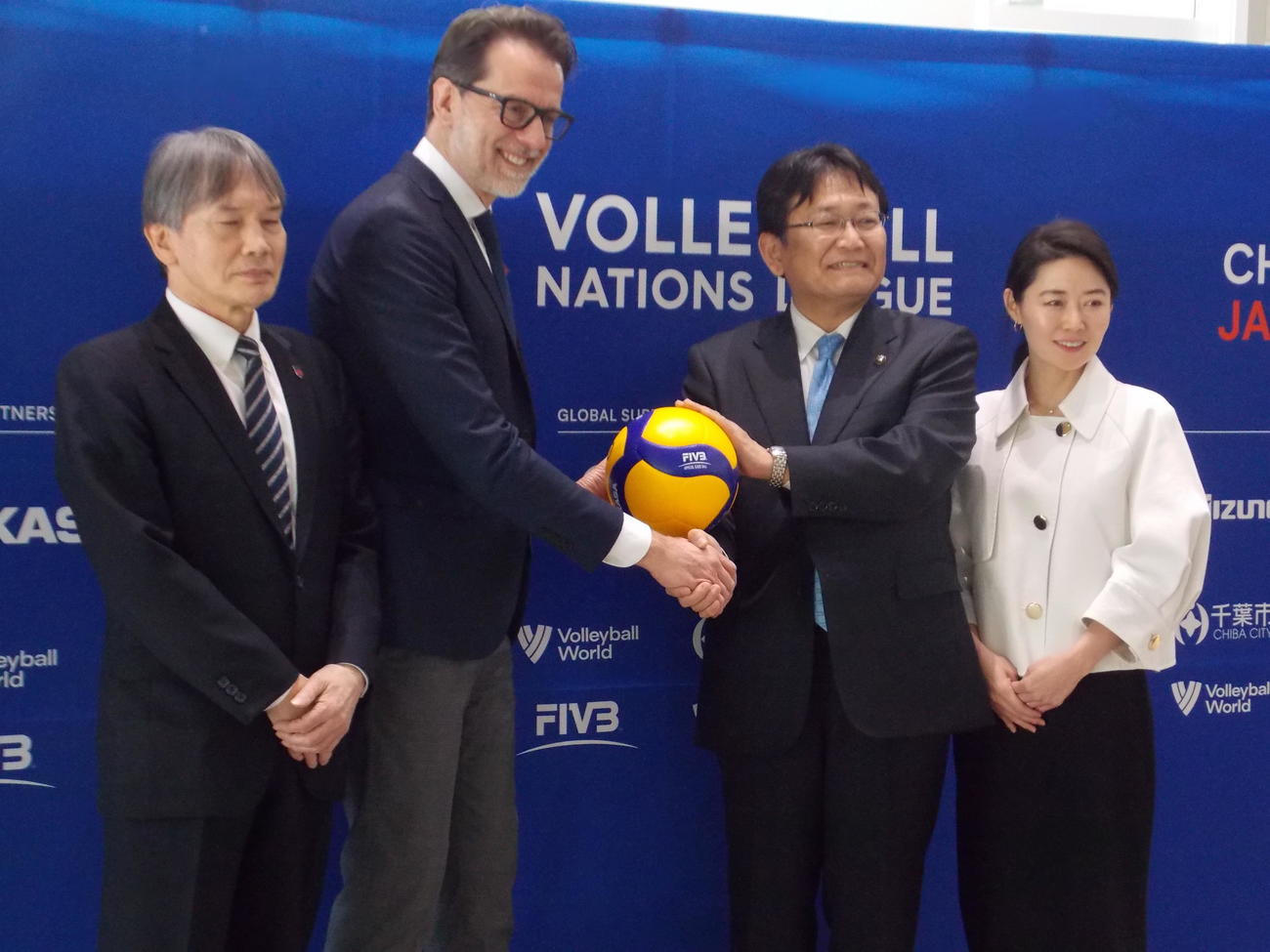 バレーボールのネーションズリーグ千葉大会開催発表会見で笑顔を見せる、右からバレーボール・ワールド（VW）日本エリア統括の青山アリアさん、千葉市の神谷俊一市長、VWのギド・ベッティCBO、日本協会の国分裕之専務理事（撮影・松本航）