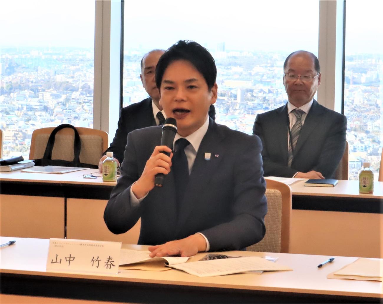 世界トライアスロンシリーズ横浜大会の組織委員会総会であいさつする横浜市の山中竹春市長