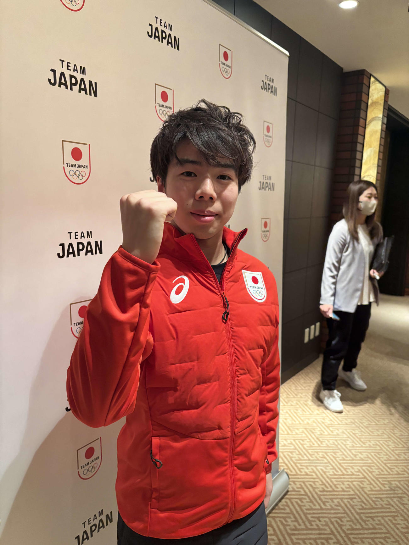 冬季アジア大会の結団式を終え、ポーズを決めるフィギュアスケートの佐藤駿（撮影・松本航）