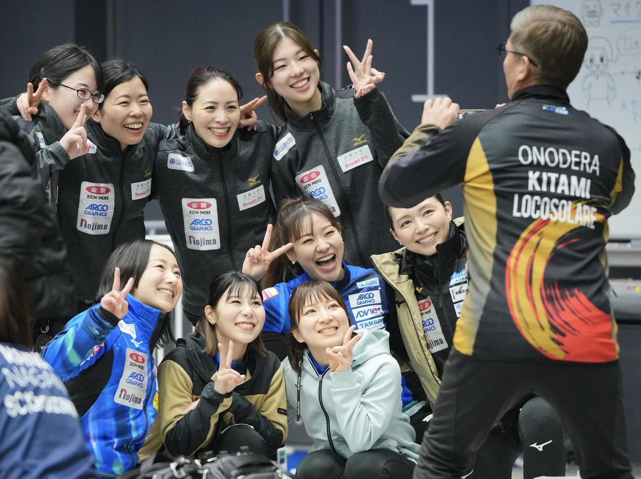 ロコ・ソラーレ対チーム大阪　試合を終え対戦したチーム大阪の選手たち（後列）と笑顔で写真に納まるロコ・ソラーレの選手たち。前列左から藤沢、吉田夕、鈴木、吉田知、本橋男子コーチ（撮影・垰建太）