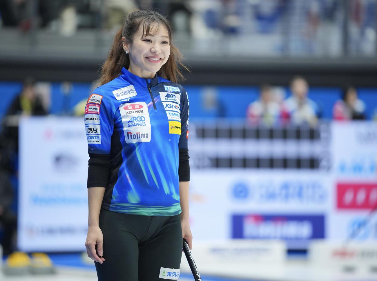 ロコ・ソラーレ対チーム大阪　第3エンド、笑顔を見せるロコ・ソラーレ吉田知（撮影・垰建太）