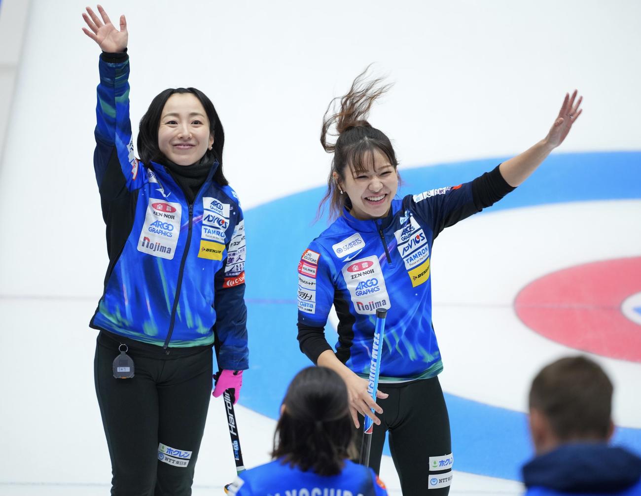 ロコ・ソラーレ対チーム大阪　勝利しスタンドに笑顔で手を振るロコ・ソラーレ藤沢（左）と吉田知（撮影・垰建太）