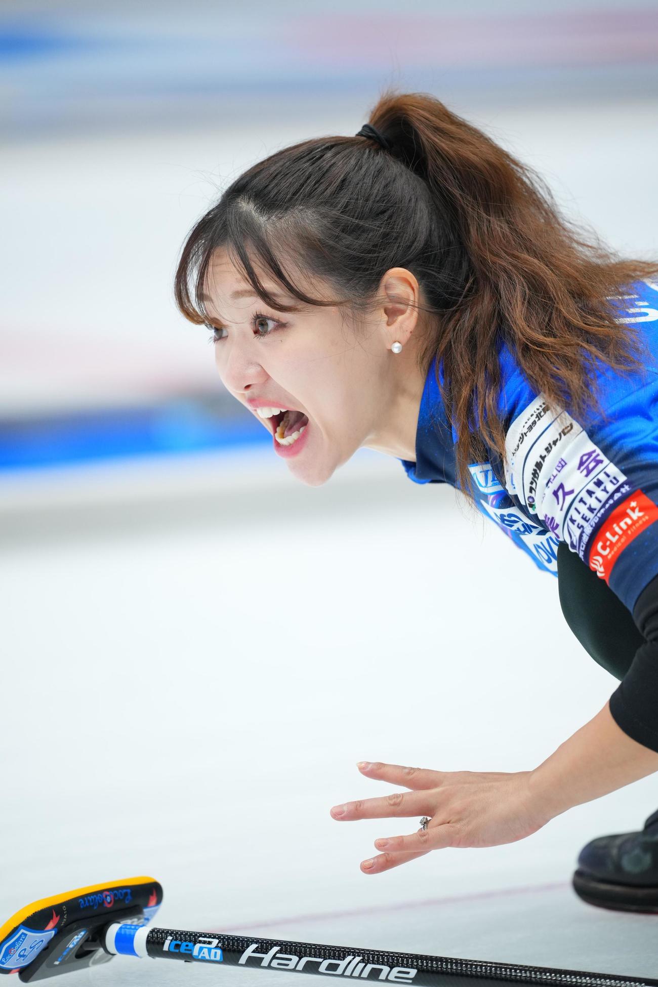 ロコ・ソラーレ対チーム大阪　第2エンド、ストーンを投じ声を出すロコ・ソラーレ吉田知（撮影・垰建太）
