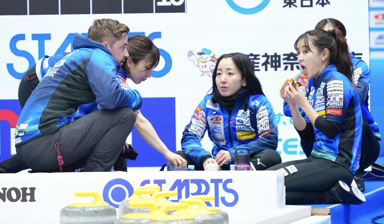 ロコ・ソラーレ対チーム大阪　軽食を摂るロコ・ソラーレの選手たち（撮影・垰建太）