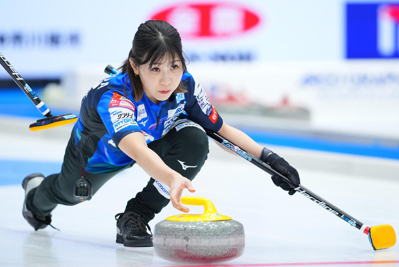ロコ・ソラーレ対チーム大阪　ストーンを投じるロコ・ソラーレ吉田夕（撮影・垰建太）