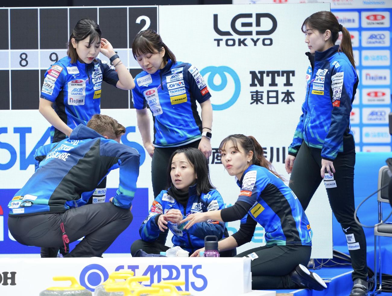 ロコ・ソラーレ対チーム大阪　軽食を摂るロコ・ソラーレの選手たち（撮影・垰建太）
