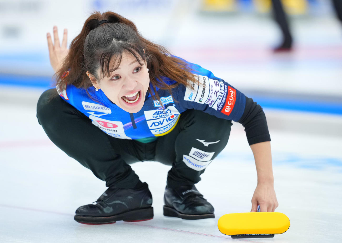ロコ・ソラーレ対チーム大阪　ストーンを投じ指示を出すロコ・ソラーレ吉田知（撮影・垰建太）