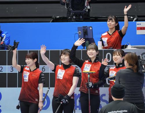 ロコ・ソラーレ対中部電力選手紹介で笑顔を見せる中部電力の選手たち(撮影・垰建太)