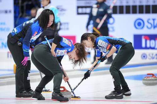 ロコ・ソラーレ対中部電力第2エンド、スイープするロコ・ソラーレ吉田知(中央)と吉田夕(右)(撮影・垰建太)