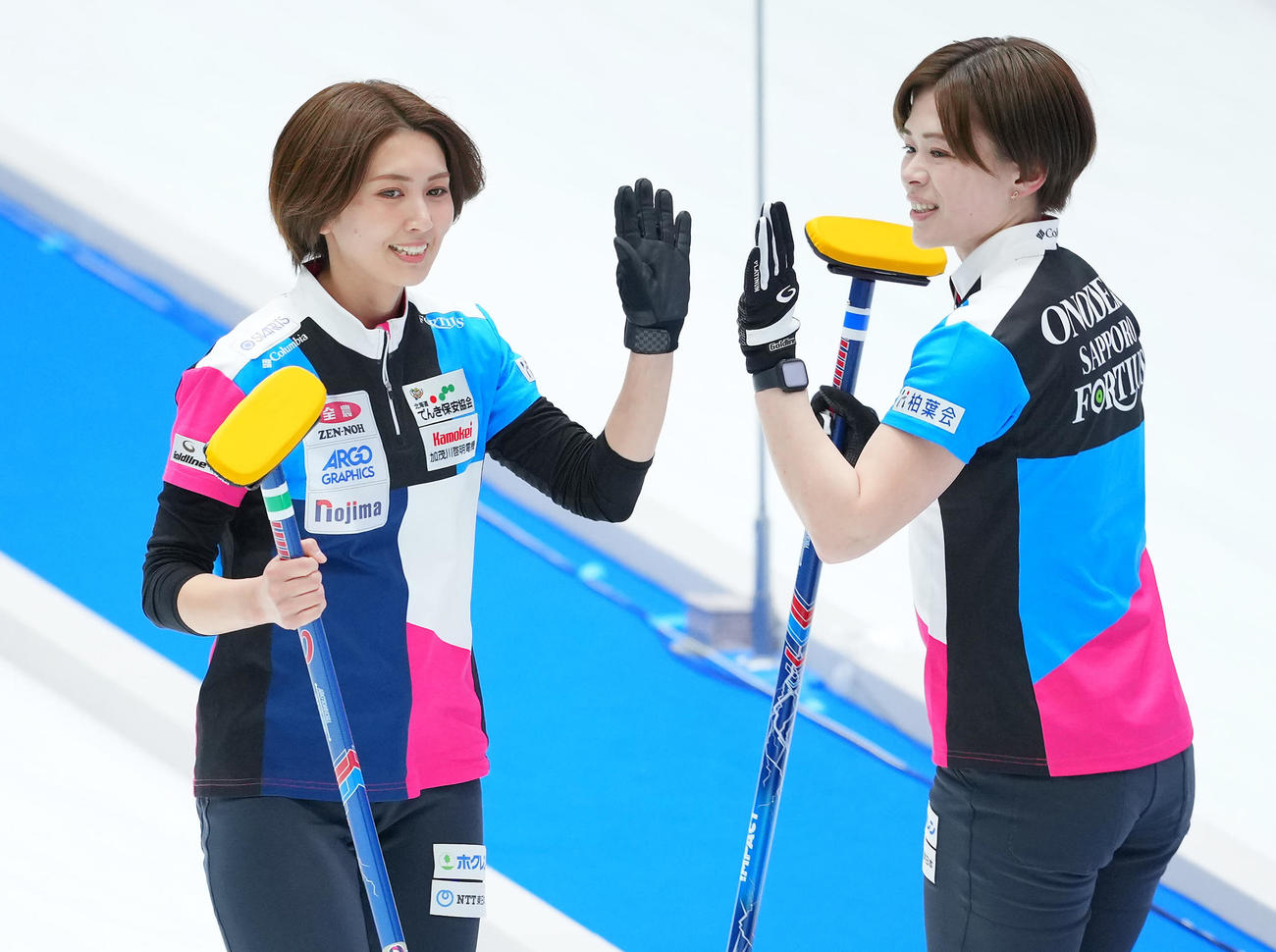 フォルティウス対フィロシーク青森　笑顔でタッチを交わすフォルティウス吉村（左）と小野寺（撮影・垰建太）