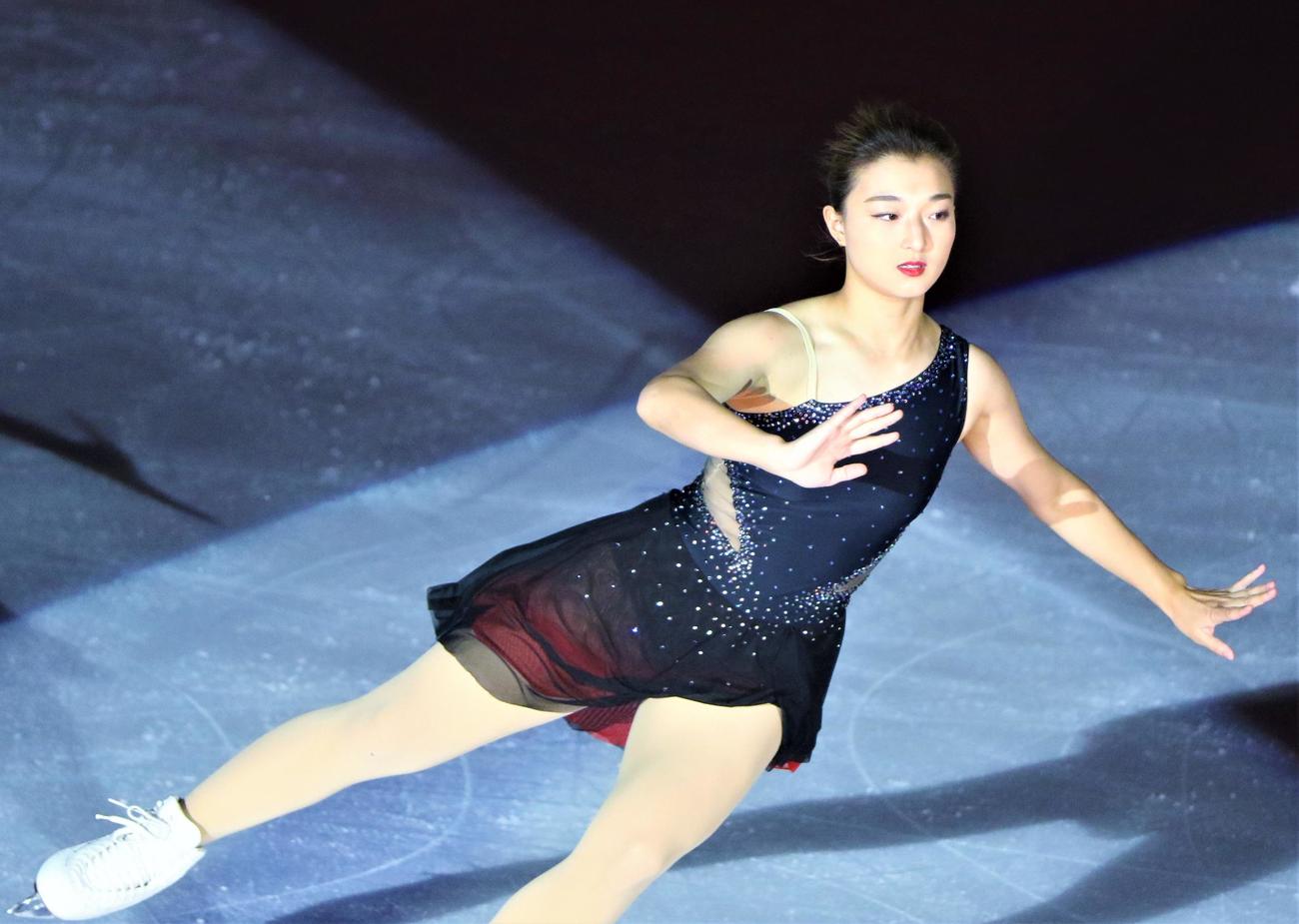 イタリア・バレーゼでのエキシビションで演技を披露する坂本花織（撮影・藤塚大輔）