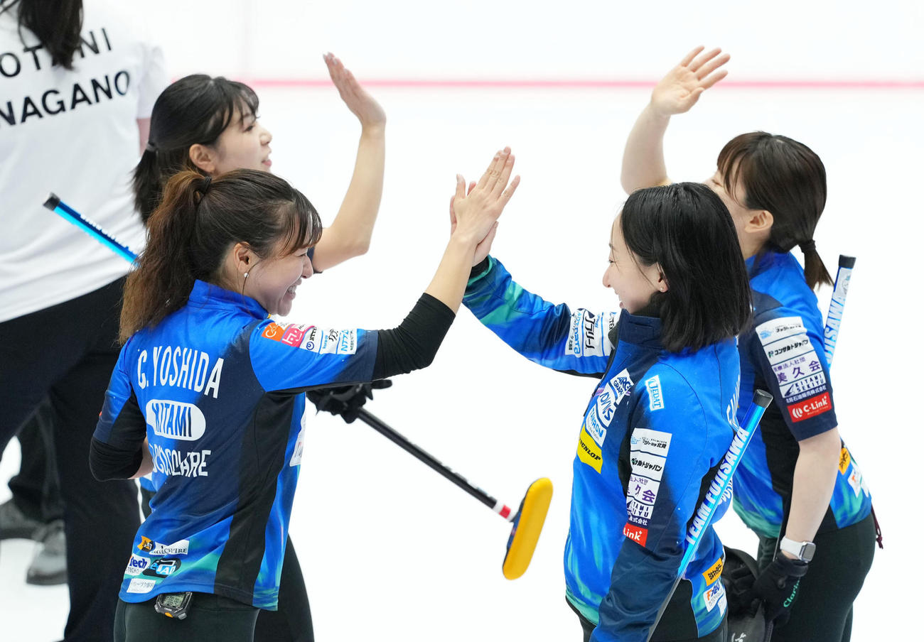 ロコ・ソラーレ対チーム御代田　チーム御代田に勝利しタッチを交わすロコ・ソラーレの選手たち（撮影・横山健太）