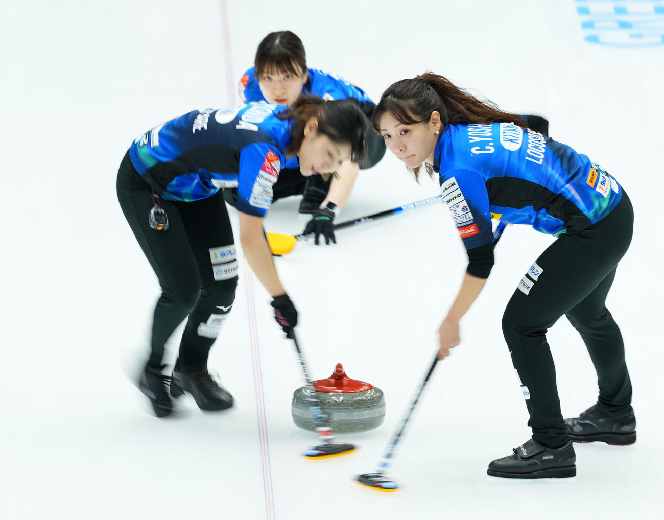 ロコ・ソラーレ対チーム御代田　第10エンド、スイープするロコ・ソラーレ吉田知（右）（撮影・横山健太）