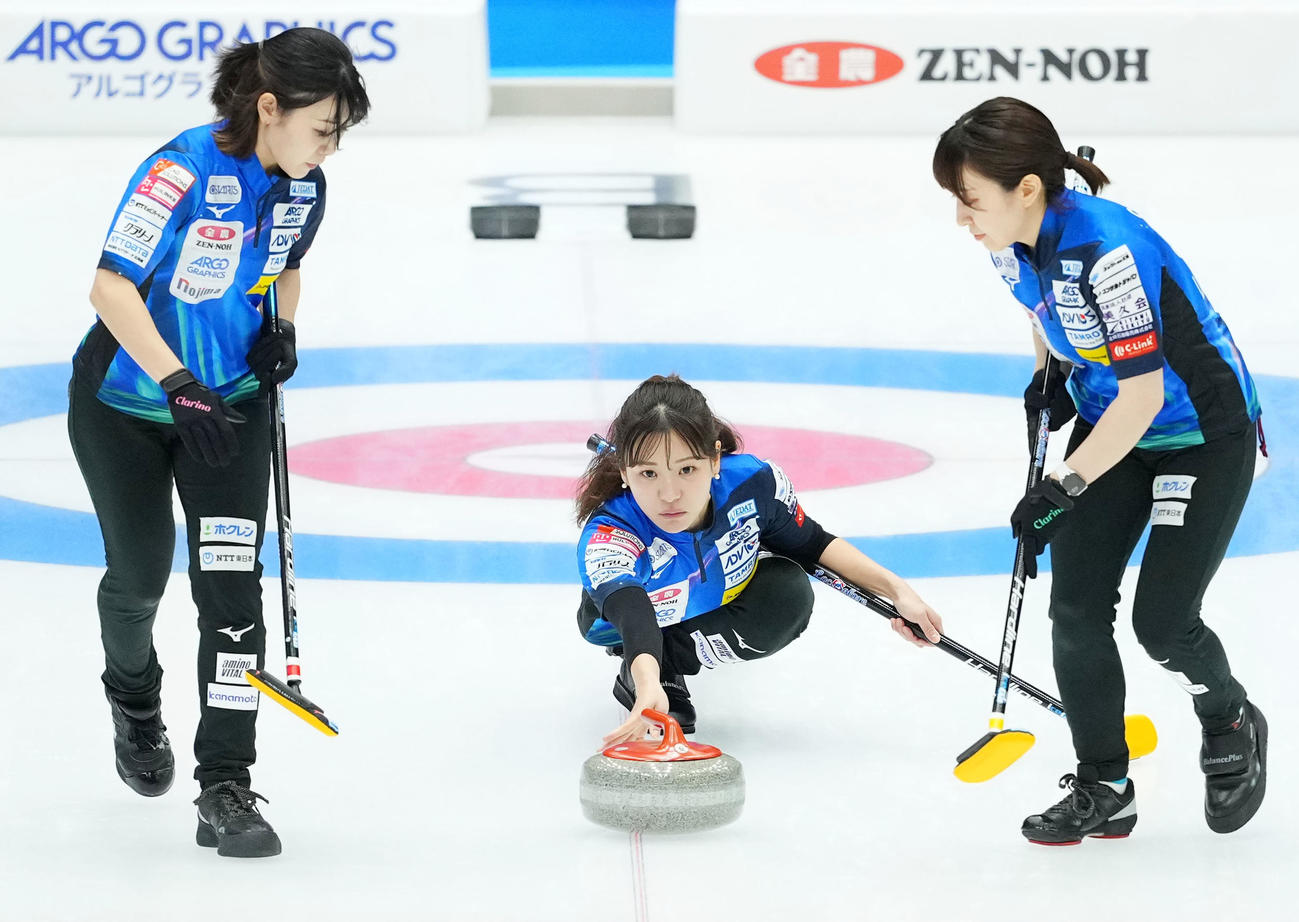 ロコ・ソラーレ対チーム御代田　第10エンド、ストーンを投じるロコ・ソラーレ吉田知（中央）（撮影・横山健太）