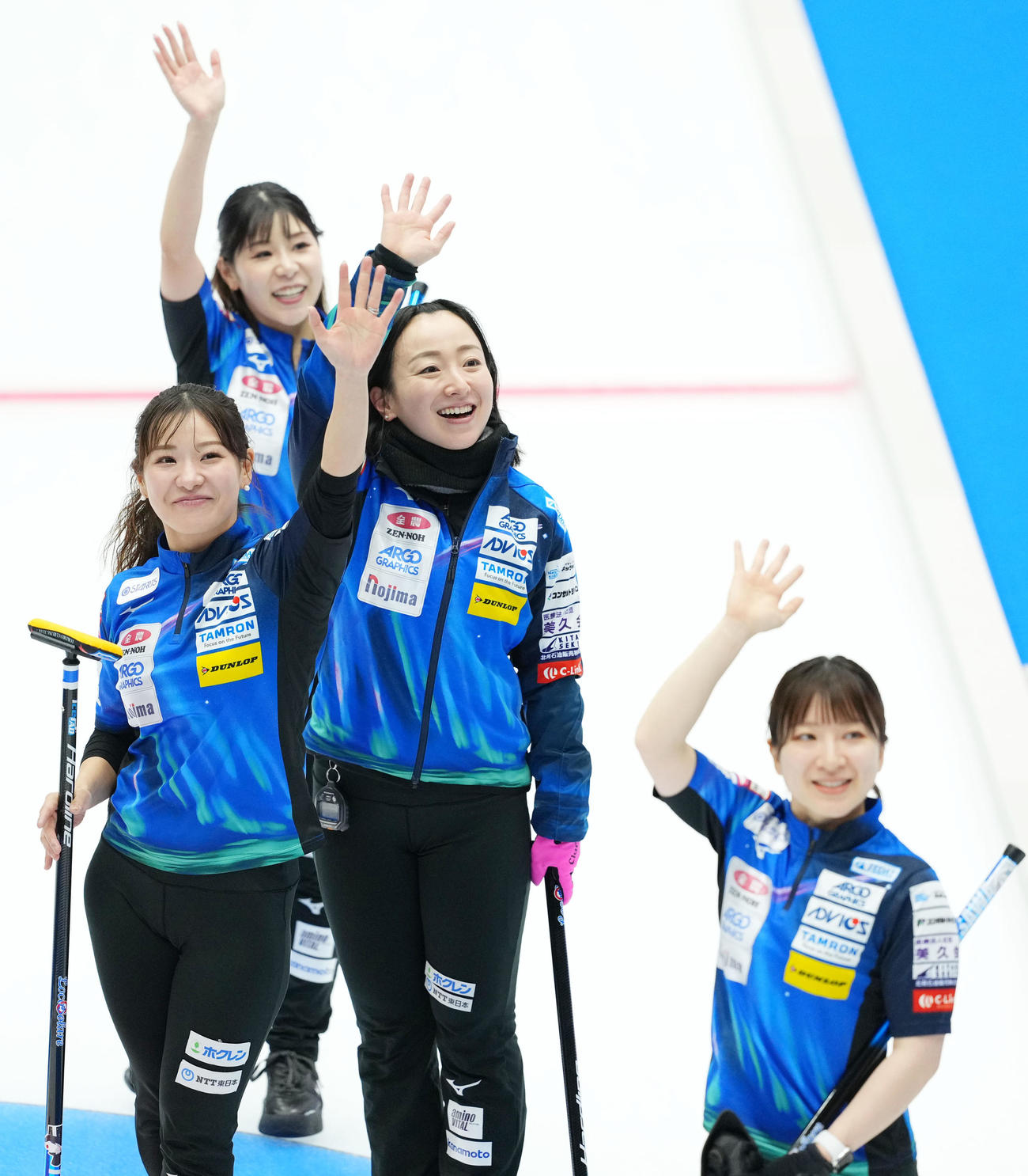 ロコ・ソラーレ対チーム御代田　チーム御代田に勝利し声援に応えるロコ・ソラーレの選手たち（撮影・横山健太）