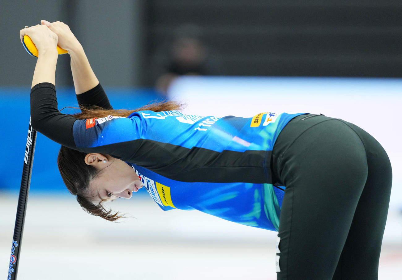 ロコ・ソラーレ対チーム御代田　ストレッチをするロコ・ソラーレ吉田知（撮影・横山健太）