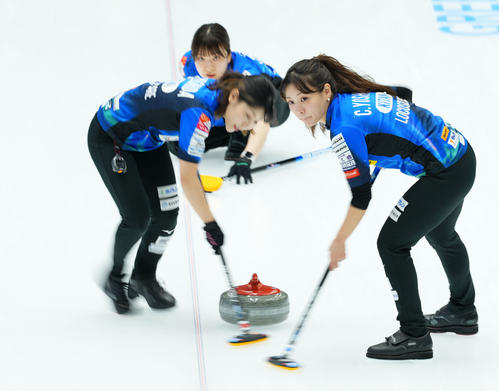 ロコ・ソラーレ対チーム御代田 第10エンド、スイープするロコ・ソラーレ吉田知(右)(撮影・横山健太)