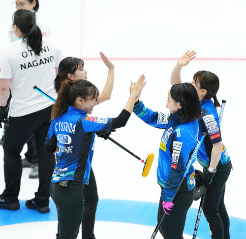 ロコ・ソラーレ対チーム御代田 チーム御代田に勝利しタッチを交わすロコ・ソラーレの選手たち(撮影・横山健太)