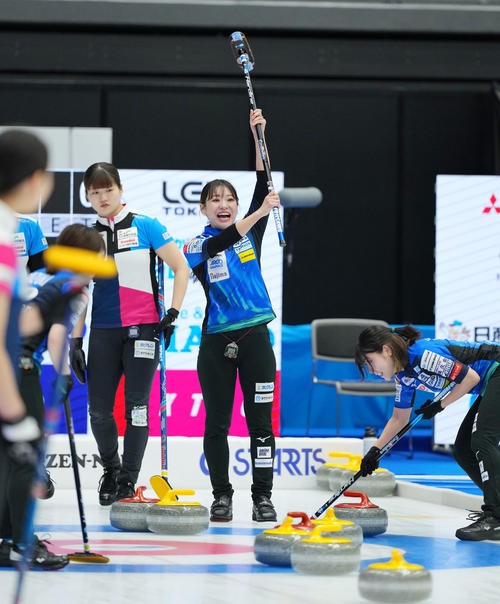 フォルティウス対ロコ・ソラーレ 第1エンド、笑顔を見せるロコ・ソラーレ吉田知(中央)(撮影・横山健太)