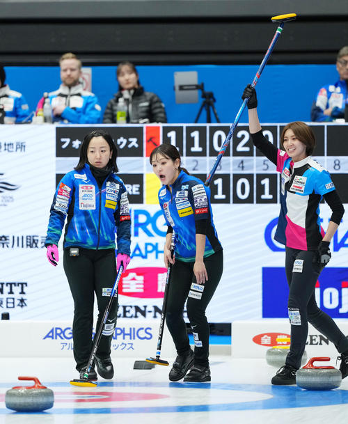 フォルティウス対ロコ・ソラーレ 第6エンド、スティックを掲げるフォルティウス吉村。左からロコ・ソラーレ藤沢、吉田知(撮影・横山健太)