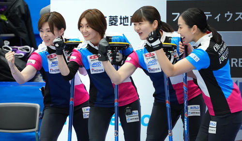 フォルティウス対ロコ・ソラーレ 笑顔でポーズを決めるフォルティウスの選手たち。左から小野寺、吉村、小谷、近江谷(撮影・横山健太)