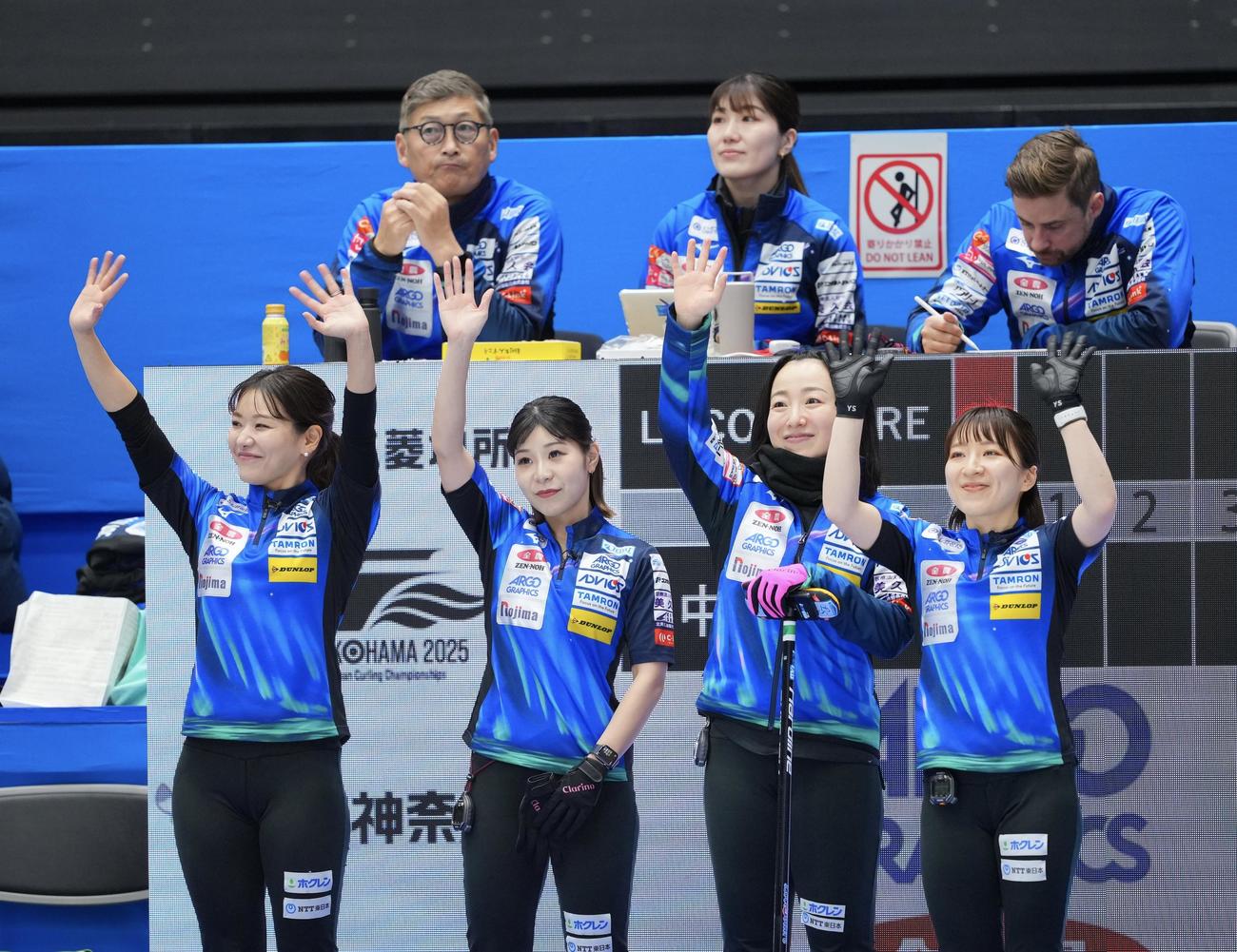 ロコ・ソラーレ対中部電力選手紹介で笑顔を見せるロコ・ソラーレの選手たち。左から吉田知、吉田夕、藤沢、鈴木（撮影・垰建太）