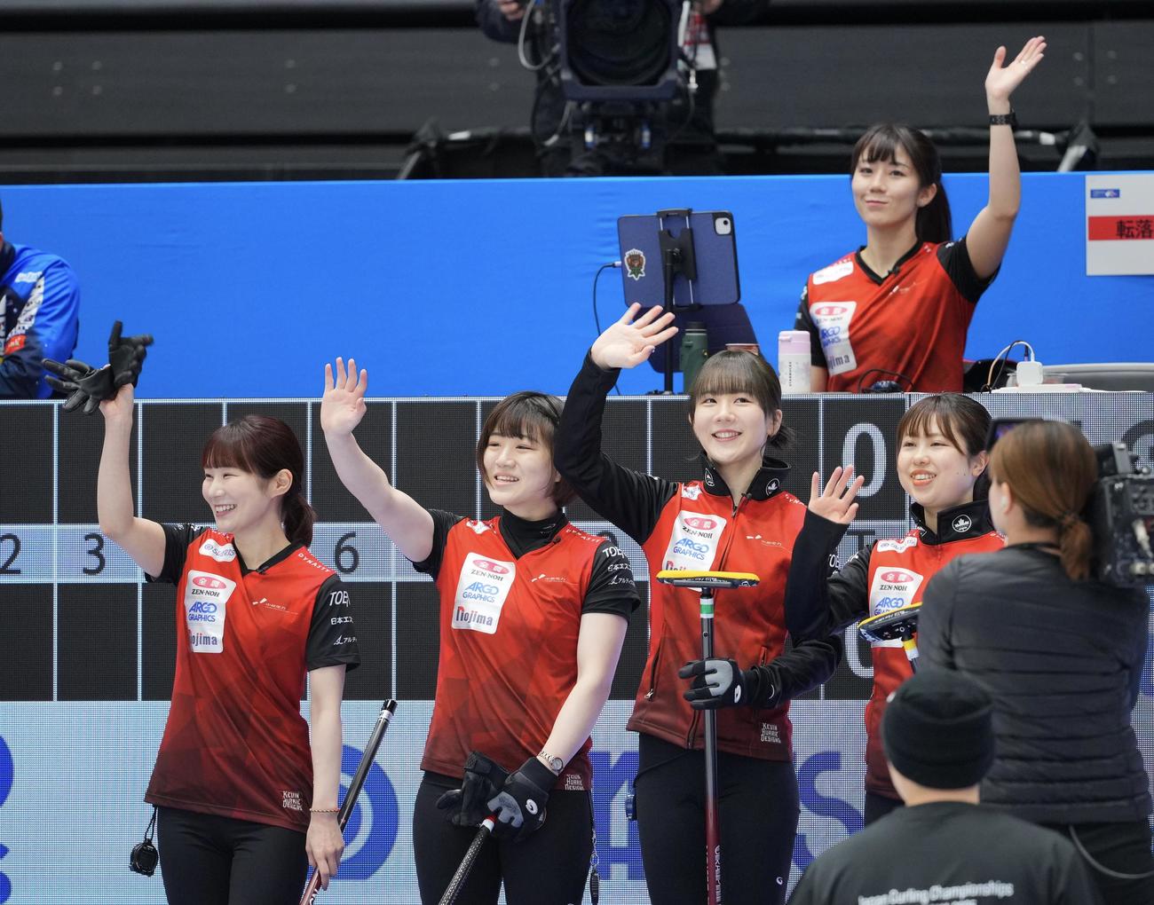 ロコ・ソラーレ対中部電力選手紹介で笑顔を見せる中部電力の選手たち（撮影・垰建太）