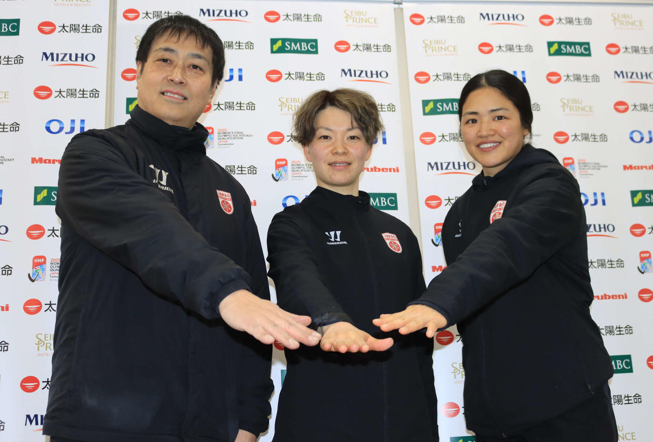五輪最終予選に臨むアイスホッケー女子日本代表の（左から）飯塚監督、小池、細山田（撮影・保坂果那）