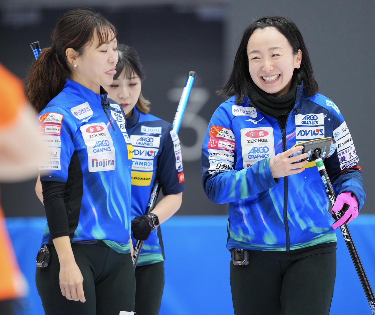 ロコ・ソラーレ対中部電力　第6エンドを終え笑顔を見せるロコ・ソラーレ藤沢（右）と吉田知（撮影・垰建太）